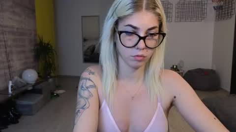 Snapshot of sarahcamsx chatting on June 18, 8:57 pm sarahcamsx online show from June 18, 8:57 pm