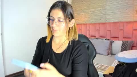 Snapshot of sarahdeyvis chatting on October 2, 7:43 pm Sarah Deyvis online show from October 2, 7:43 pm