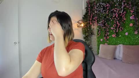 Snapshot of sarahdeyvis chatting on February 17, 1:51 pm Sarah Deyvis online show from February 17, 1:51 pm