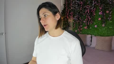 Snapshot of sarahdeyvis chatting on February 18, 3:52 pm Sarah Deyvis online show from February 18, 3:52 pm