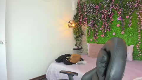 Snapshot of sarahdeyvis chatting on February 19, 3:30 pm Sarah Deyvis online show from February 19, 3:30 pm