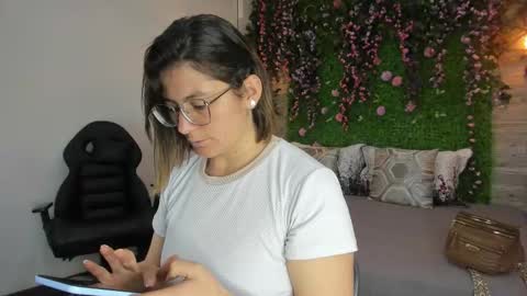 Snapshot of sarahdeyvis chatting on March 11, 2:01 pm Sarah Deyvis online show from March 11, 2:01 pm