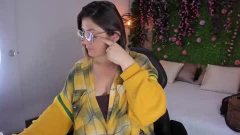 Snapshot of sarahdeyvis chatting on March 19, 3:21 am Sarah Deyvis online show from March 19, 3:21 am