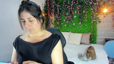 Snapshot of sarahdeyvis chatting on March 26, 3:23 am Sarah Deyvis online show from March 26, 3:23 am