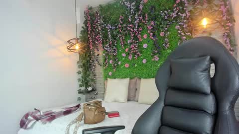 Snapshot of sarahdeyvis chatting on March 28, 4:23 am Sarah Deyvis online show from March 28, 4:23 am