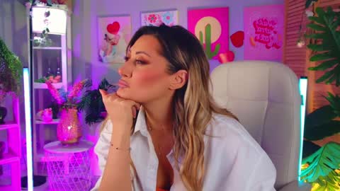Snapshot of sarahholly chatting on April 13, 3:28 pm Divine Sarah NONUDE model online show from April 13, 3:28 pm