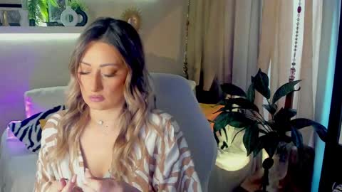 Snapshot of sarahholly chatting on May 10, 6:29 am Divine Sarah NONUDE model online show from May 10, 6:29 am