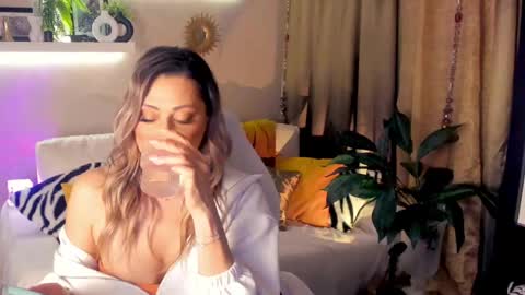 Snapshot of sarahholly chatting on May 10, 6:35 pm Divine Sarah NONUDE model online show from May 10, 6:35 pm