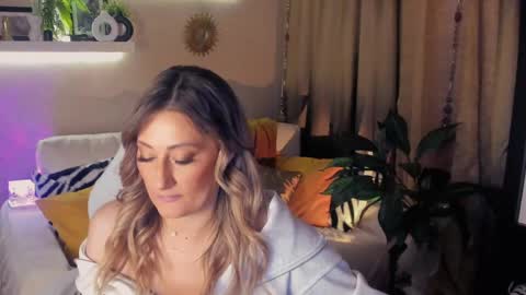 Snapshot of sarahholly chatting on May 11, 4:04 pm Divine Sarah NONUDE model online show from May 11, 4:04 pm