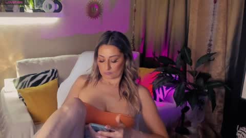 Snapshot of sarahholly chatting on May 16, 4:28 pm Divine Sarah NONUDE model online show from May 16, 4:28 pm