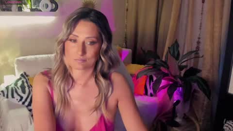 Snapshot of sarahholly chatting on May 17, 4:36 pm Divine Sarah NONUDE model online show from May 17, 4:36 pm
