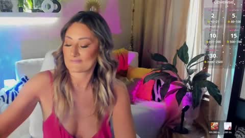 Snapshot of sarahholly chatting on May 18, 6:30 am Divine Sarah NONUDE model online show from May 18, 6:30 am