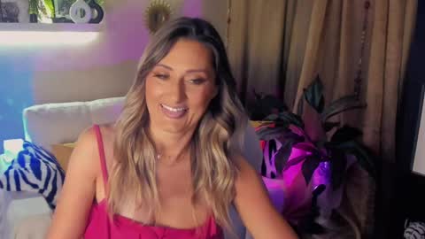 Snapshot of sarahholly chatting on May 18, 6:36 pm Divine Sarah NONUDE model online show from May 18, 6:36 pm