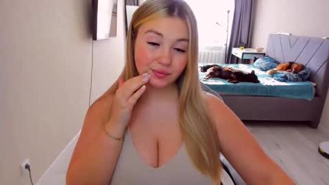 Sarah online show from April 24, 1:46 pm
