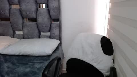 Snapshot of sarahott_1 chatting on December 5, 6:33 pm Lia online show from December 5, 6:33 pm