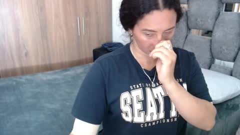 Snapshot of sarahott_1 chatting on December 17, 7:59 pm Lia online show from December 17, 7:59 pm