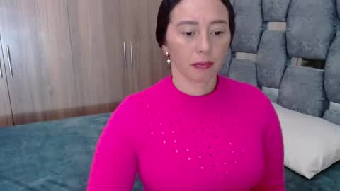Snapshot of sarahott_1 chatting on December 27, 4:21 pm Lia online show from December 27, 4:21 pm