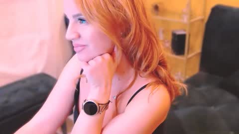 Snapshot of sarahottie69 chatting on January 6, 4:26 am Sarah Follow me Thumb UP online show from January 6, 4:26 am