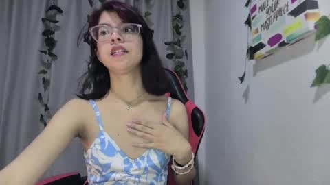 Snapshot of sarahsmitt chatting on April 18, 7:29 pm Sarah online show from April 18, 7:29 pm