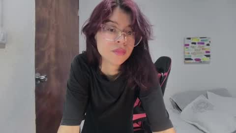 Snapshot of sarahsmitt chatting on May 9, 3:50 pm Sarah online show from May 9, 3:50 pm