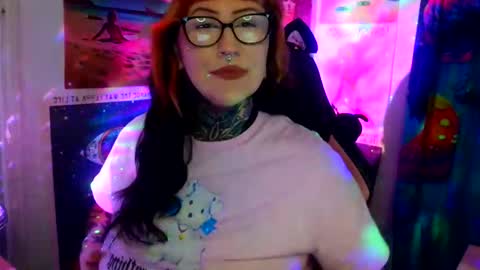 Snapshot of saraht666 chatting on February 21, 6:36 am Sarah T online show from February 21, 6:36 am