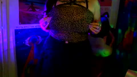 Snapshot of saraht666 chatting on April 4, 5:16 am Sarah T online show from April 4, 5:16 am