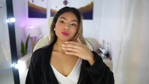 Snapshot of saraparisi_ chatting on December 2, 3:37 am Sara online show from December 2, 3:37 am