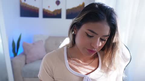 Snapshot of saraparisi_ chatting on December 10, 9:22 pm Sara online show from December 10, 9:22 pm