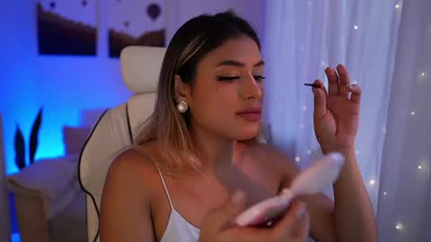 Snapshot of saraparisi_ chatting on December 11, 10:27 pm Sara online show from December 11, 10:27 pm