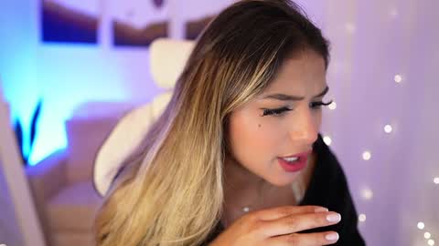 Snapshot of saraparisi_ chatting on December 15, 12:29 am Sara online show from December 15, 12:29 am