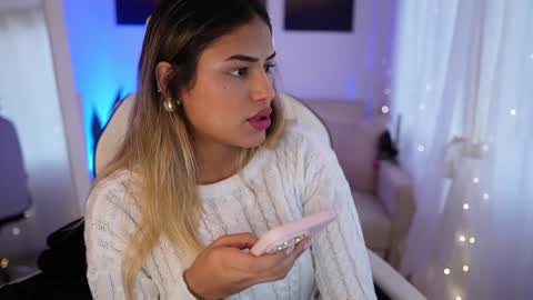 Snapshot of saraparisi_ chatting on December 15, 9:31 pm Sara online show from December 15, 9:31 pm