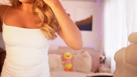 Snapshot of saraparisi_ chatting on December 27, 10:16 pm Sara online show from December 27, 10:16 pm