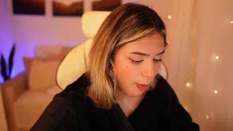 Snapshot of saraparisi_ chatting on December 28, 1:18 am Sara online show from December 28, 1:18 am
