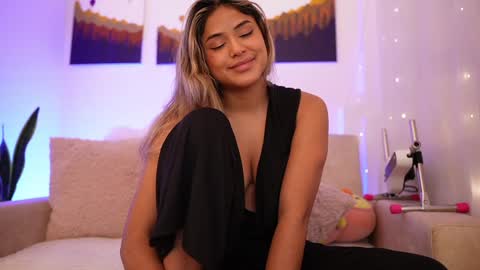 Snapshot of saraparisi_ chatting on December 31, 3:01 am Sara online show from December 31, 3:01 am