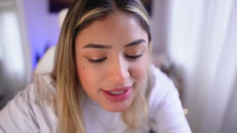Snapshot of saraparisi_ chatting on January 1, 8:37 pm Sara online show from January 1, 8:37 pm