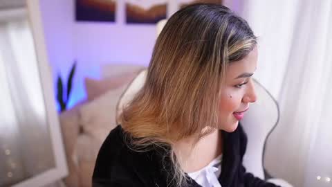 Snapshot of saraparisi_ chatting on January 3, 9:15 pm Sara online show from January 3, 9:15 pm