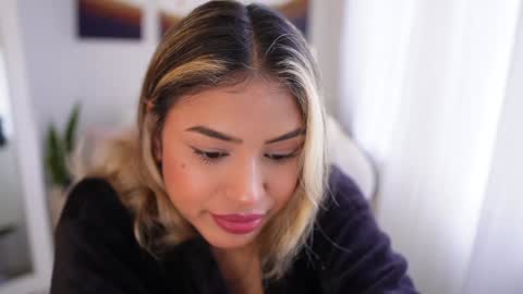 Snapshot of saraparisi_ chatting on January 4, 1:42 pm Sara online show from January 4, 1:42 pm