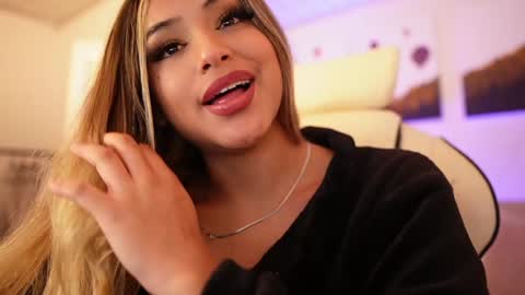 Snapshot of saraparisi_ chatting on January 8, 1:32 am Sara online show from January 8, 1:32 am