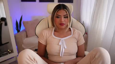 Snapshot of saraparisi_ chatting on January 9, 9:47 pm Sara online show from January 9, 9:47 pm