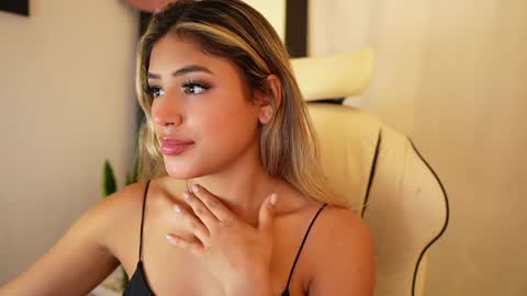Snapshot of saraparisi_ chatting on January 16, 12:45 am Sara online show from January 16, 12:45 am