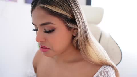 Snapshot of saraparisi_ chatting on January 17, 8:22 pm Sara online show from January 17, 8:22 pm