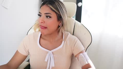 Snapshot of saraparisi_ chatting on January 21, 10:08 pm Sara online show from January 21, 10:08 pm