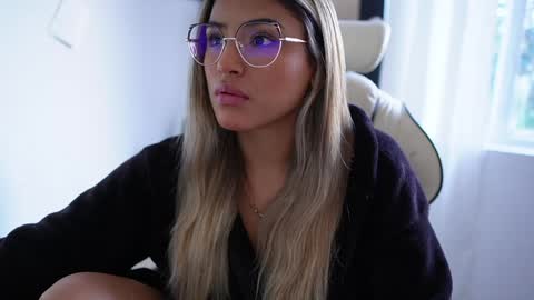 Snapshot of saraparisi_ chatting on January 23, 10:01 pm Sara online show from January 23, 10:01 pm