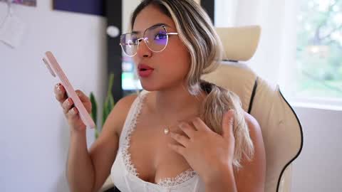 Snapshot of saraparisi_ chatting on January 25, 9:14 pm Sara online show from January 25, 9:14 pm