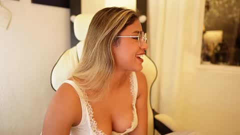 Snapshot of saraparisi_ chatting on February 1, 12:29 am Sara online show from February 1, 12:29 am