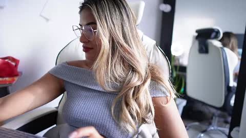 Snapshot of saraparisi_ chatting on February 2, 10:17 pm Sara online show from February 2, 10:17 pm