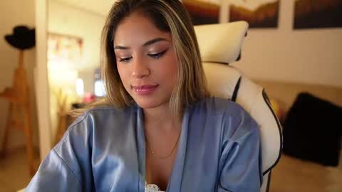 Snapshot of saraparisi_ chatting on February 9, 11:15 pm Sara online show from February 9, 11:15 pm