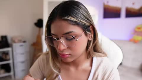Snapshot of saraparisi_ chatting on February 10, 10:30 pm Sara online show from February 10, 10:30 pm