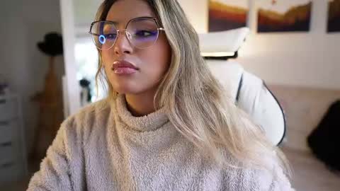Snapshot of saraparisi_ chatting on February 11, 9:46 pm Sara online show from February 11, 9:46 pm