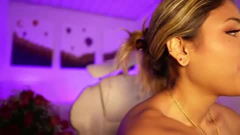 Snapshot of saraparisi_ chatting on February 15, 12:15 am Sara online show from February 15, 12:15 am